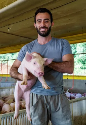 Pesquisador Filipe Dalla Costa na granja de suínos